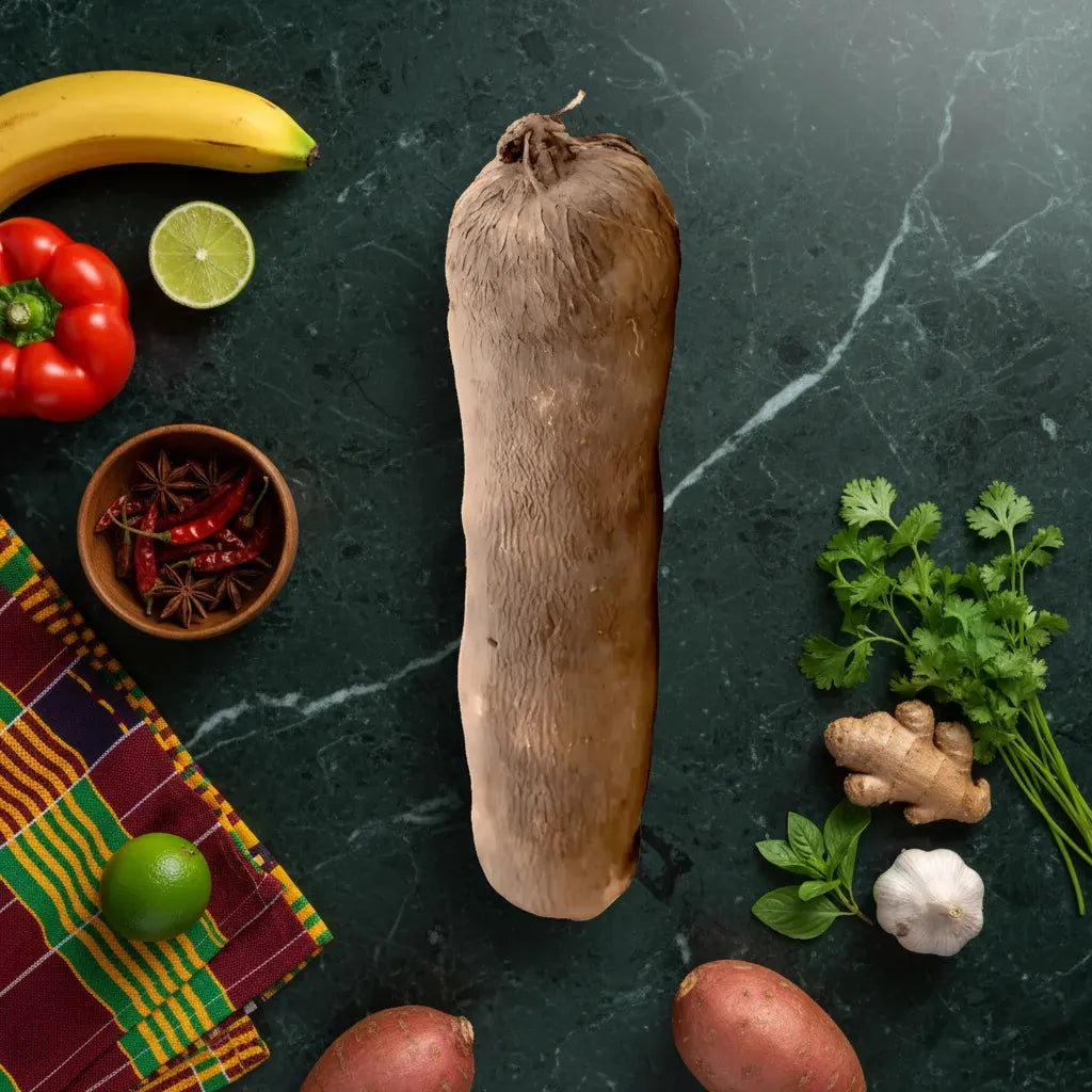 Igname frais entouré d’ingrédients naturels comme gingembre, ail et poivron, soulignant sa place dans une cuisine saine.