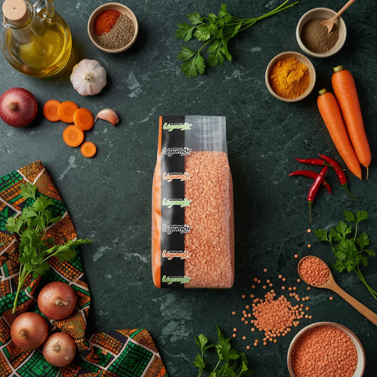 Lentilles corail LEGUMOR entourées d'ingrédients frais sur plan de travail, idéales pour recettes maison riches en saveurs et bienfaits.