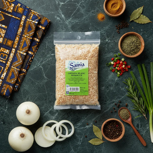Semoule d'Oignon Blanc SAMIA entourée d'ingrédients frais et d'épices, parfaite pour rehausser vos plats salés au quotidien.