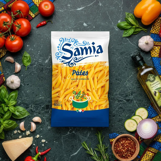 Sachet de pâtes Penne Rigate SAMIA entouré d'ingrédients frais comme tomates, ail et huile d'olive, parfait pour une cuisine savoureuse.