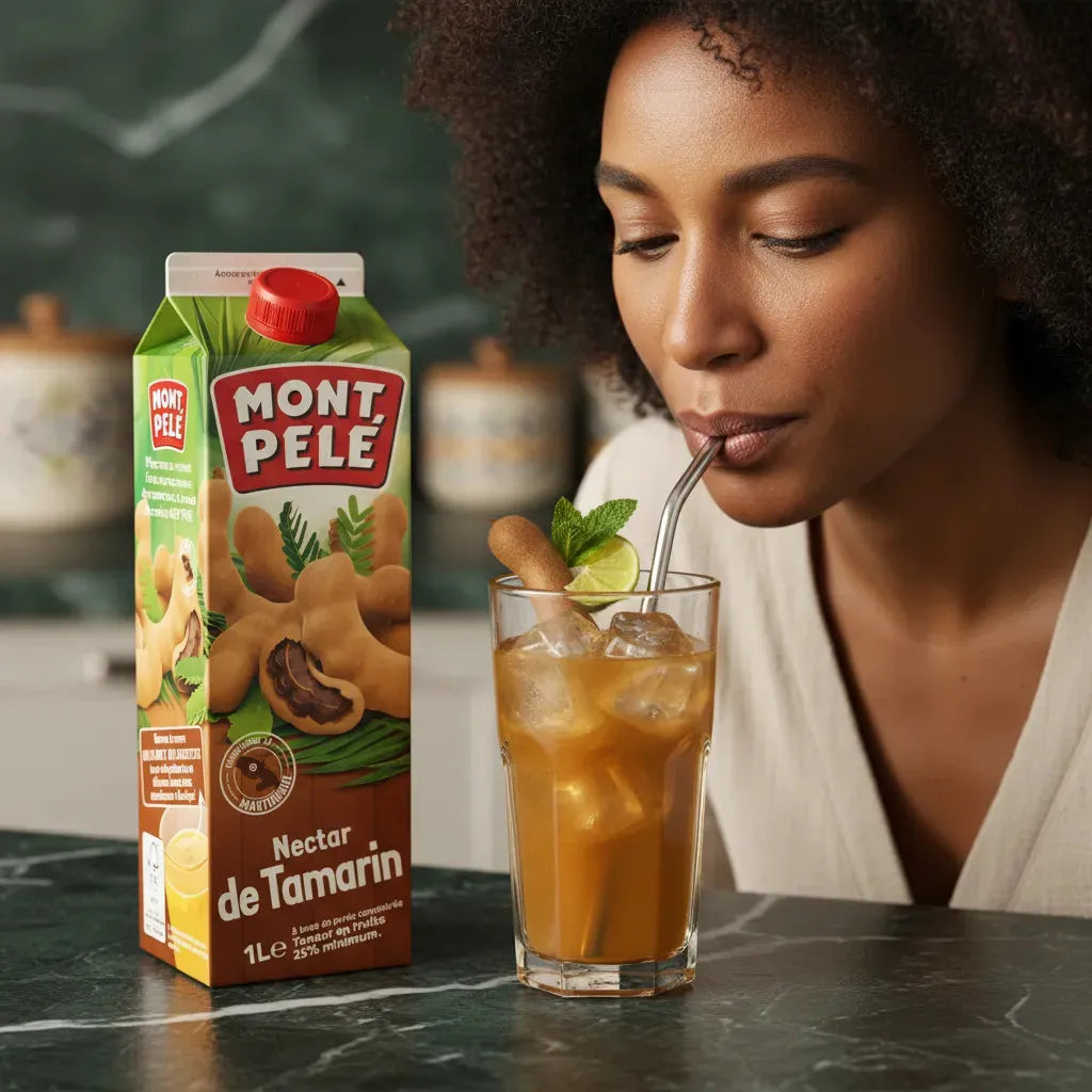 Femme dégustant un verre de Nectar Tamarin MONTPELÉ glacé, boisson tropicale rafraîchissante à la saveur unique et onctueuse.