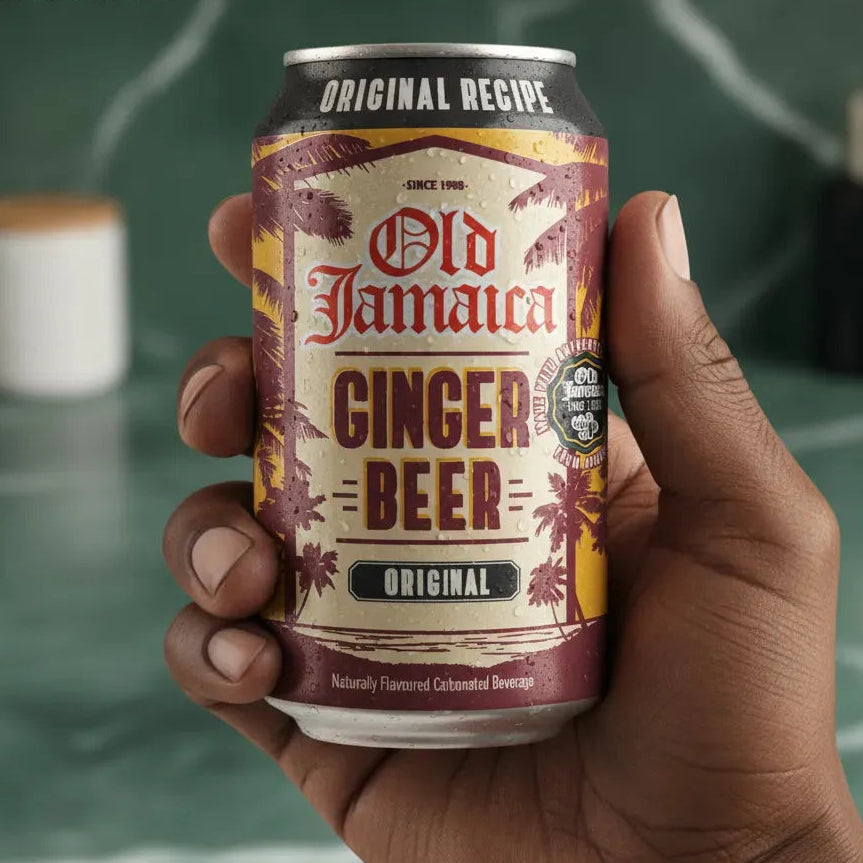 Main tenant une canette de Ginger Beer OLD JAMAÏCA, boisson gazeuse au gingembre. Recette originale au goût intense.