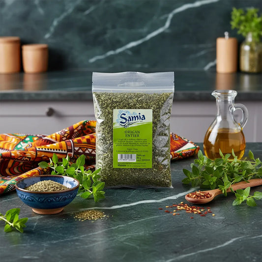 Sachet d’origan entier Samia présenté avec des ingrédients frais, idéal pour rehausser les plats méditerranéens et orientaux.