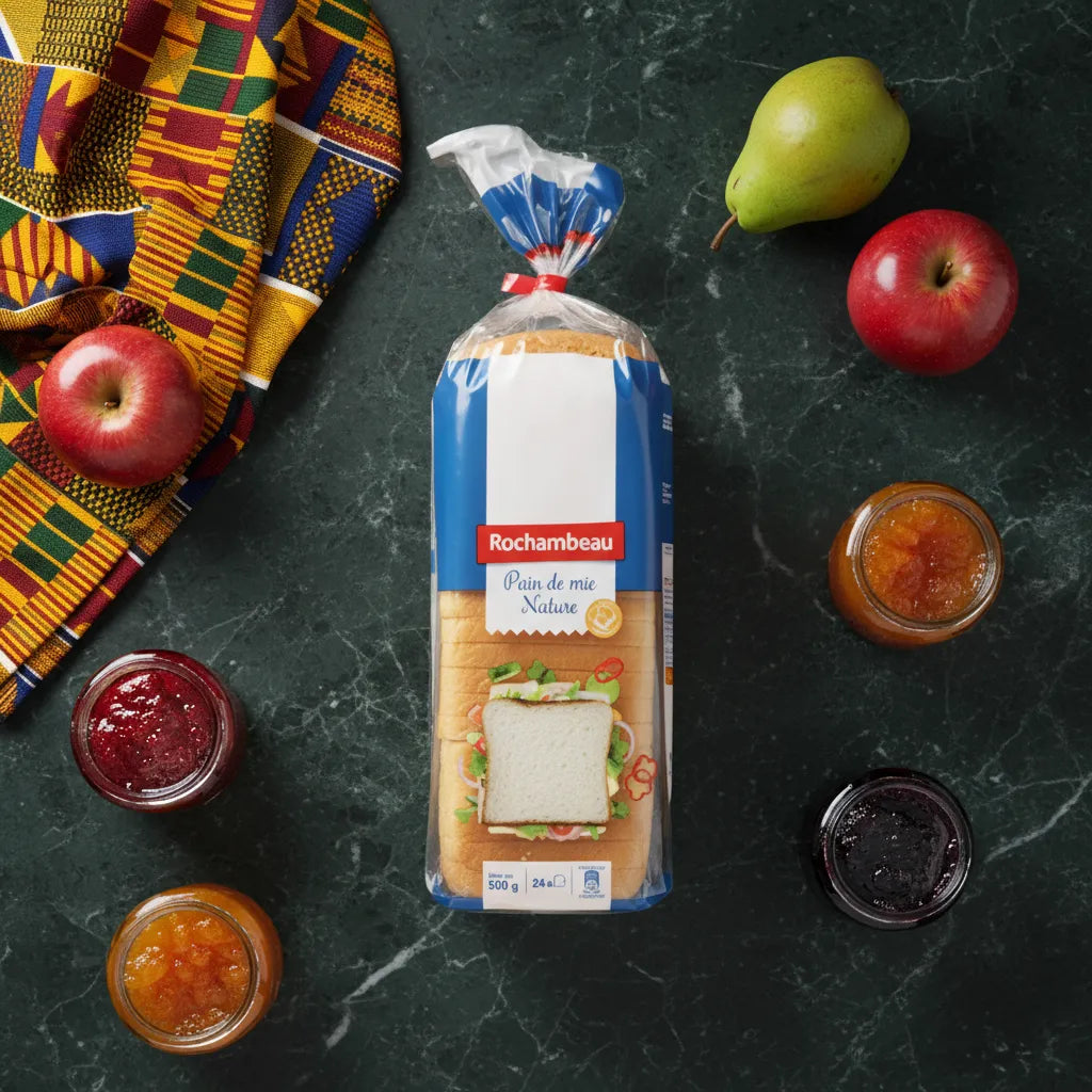 Pain de mie nature Rochambeau entouré de fruits et confitures, idéal pour un petit-déjeuner équilibré.