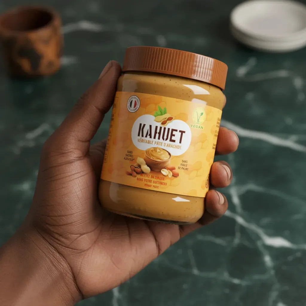 Main tenant un pot de pâte d'arachide Vegan KAHUET - Naturel & Crémeux, produit sain et végétalien pour l'épicerie sucrée.