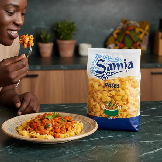 Femme dégustant un plat de pâtes gomiti n°49 Samia avec sauce tomate. Produit d'épicerie salée aux saveurs riches et authentiques.