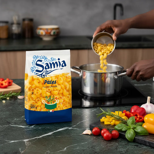 Cuisson des pâtes gomiti n°49 Samia dans une casserole, idéales pour accompagner sauces et viandes. Produit d'épicerie salée de qualité.