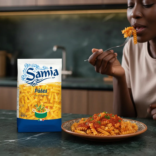 Fusilli Samia servis avec sauce tomate, dégustés à table. Pâtes idéales pour plats savoureux et cuisine du quotidien.