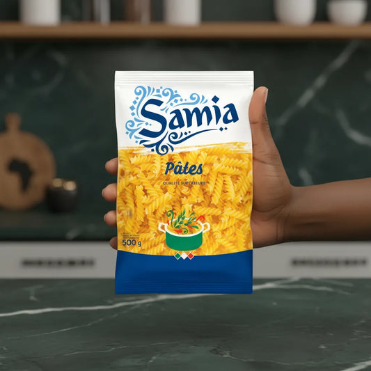 Main tenant un sachet de pâtes fusilli Samia 500g. Texture idéale pour plats variés et sauces riches.