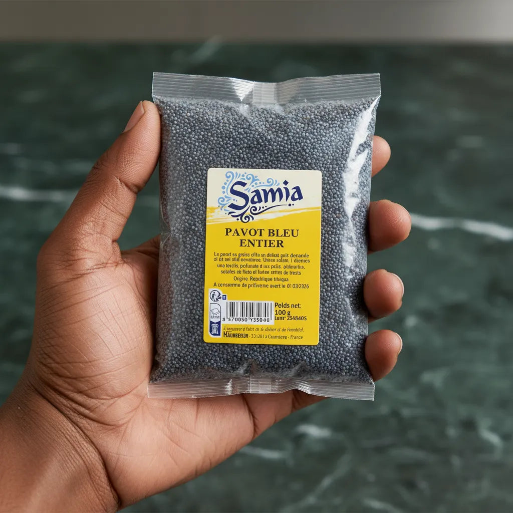Main tenant un sachet de graines de pavot bleu entier SAMIA, produit d’épicerie salée pour assaisonnement naturel et nutritif.
