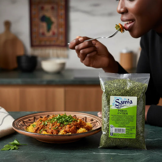Persil entier SAMIA - Herbe Aromatique utilisé pour assaisonner un plat de couscous, apportant fraîcheur et saveur à la cuisine maison.