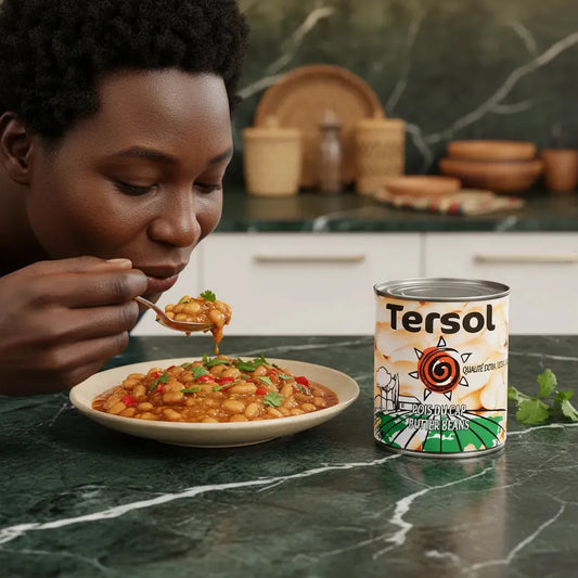 Femme dégustant un plat caribéen à base de Pois du Cap TERSOL, ingrédient phare de la cuisine antillaise authentique.