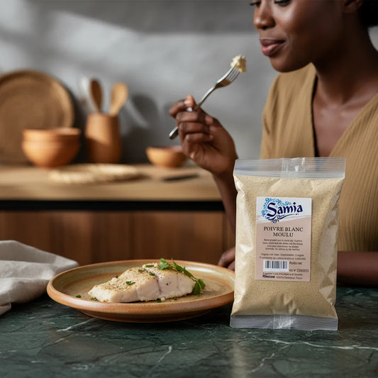 Poivre Blanc Moulu SAMIA - Goût Subtil | Épice Fine utilisé pour assaisonner un filet de poisson dans une cuisine moderne.
