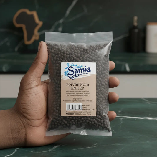 Main tenant un sachet de poivre noir entier SAMIA, épice de qualité pour relever viandes, poissons et légumes dans toutes vos préparations.