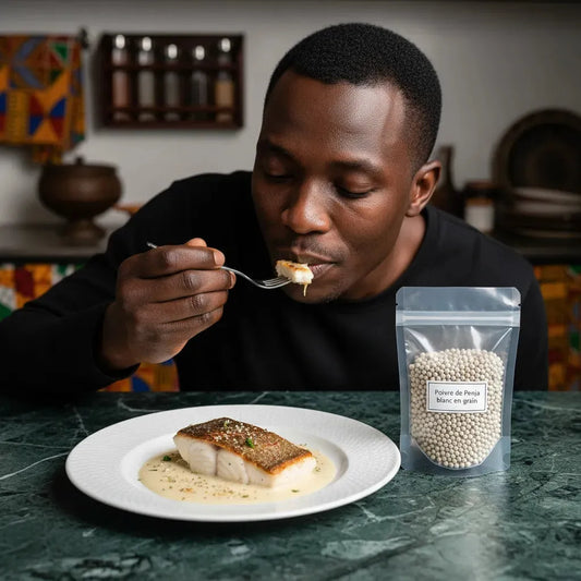 Homme dégustant un plat assaisonné avec du poivre de Penja blanc en grain, épice rare idéale pour sublimer les recettes fines.