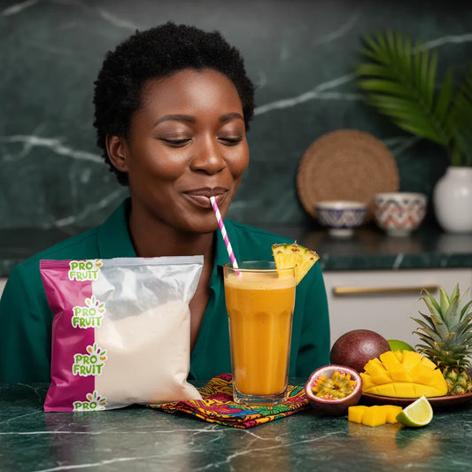 Femme dégustant un smoothie tropical préparé avec poudre d'amande PROFRUIT, ingrédient naturel pour boissons et desserts maison.
