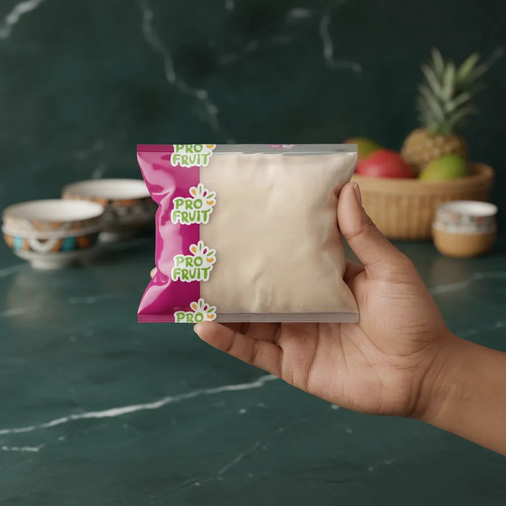 Main tenant un sachet de poudre d'amande PROFRUIT, format pratique pour cuisine quotidienne, produit sec de qualité pâtissière.