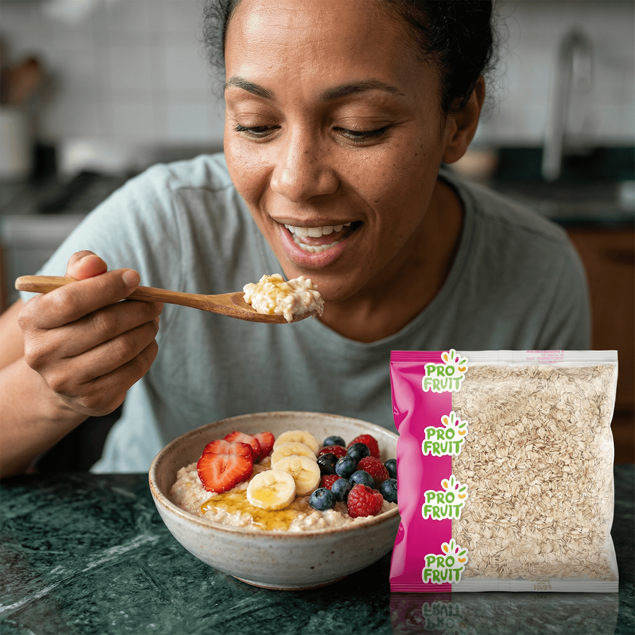 Femme dégustant un porridge aux fruits préparé avec les flocons d’avoine PROFRUIT, source d’énergie durable et nutritive.