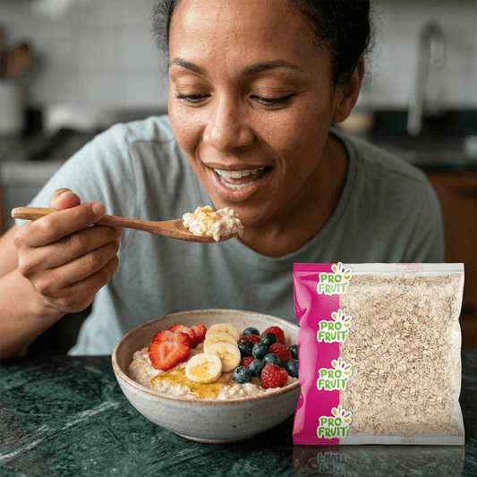 Femme dégustant un porridge aux fruits préparé avec les flocons d’avoine PROFRUIT, source d’énergie durable et nutritive.