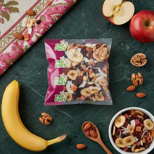 Sachet de PROFRUIT Mélange Exotique entouré de fruits secs, noix et fruits frais sur une table, parfait pour une alimentation équilibrée.