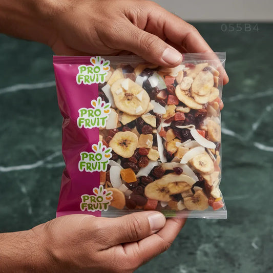Gros plan sur un sachet de PROFRUIT Mélange Exotique tenu à deux mains, mettant en valeur les fruits secs exotiques à travers l'emballage transparent.