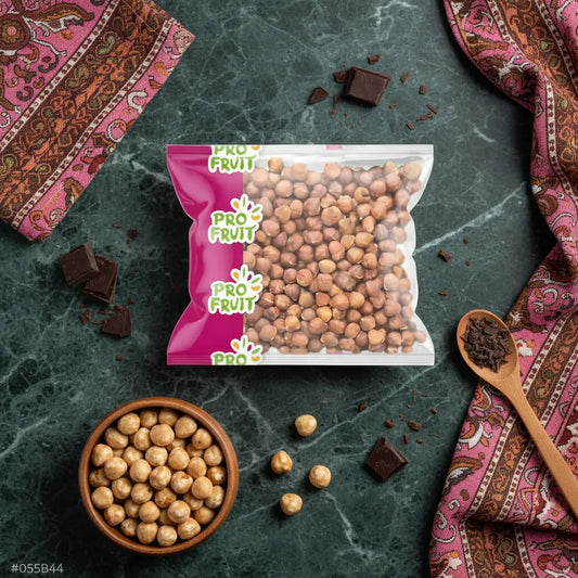 Sachet de noisettes crues PROFRUIT posé sur table avec chocolat et noisettes dorées, parfait pour desserts et collations saines.