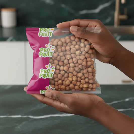 Main tenant un sachet de noisettes crues PROFRUIT, produit sain et savoureux pour une collation naturelle ou cuisine maison.