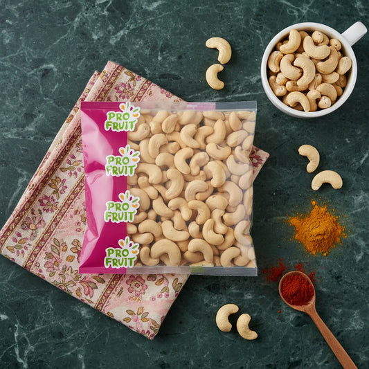 Sachet de noix de cajou crues PROFRUIT posé sur une table avec épices et tasse, parfait pour une collation ou cuisine saine.
