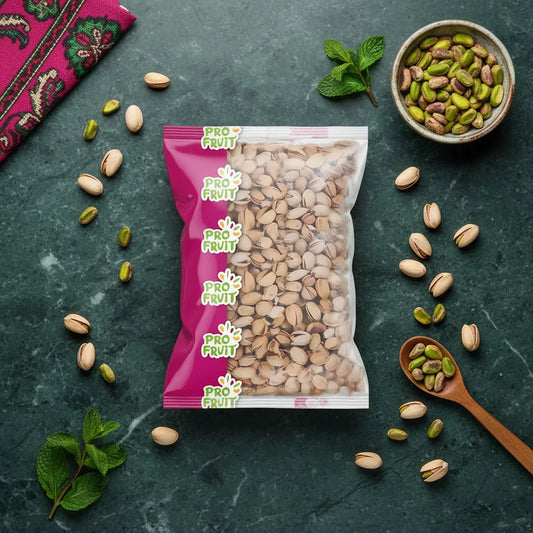 Pistaches PROFRUIT en sachet sur table avec pistaches décortiquées et herbes, parfaites pour une collation saine ou une touche gourmande.