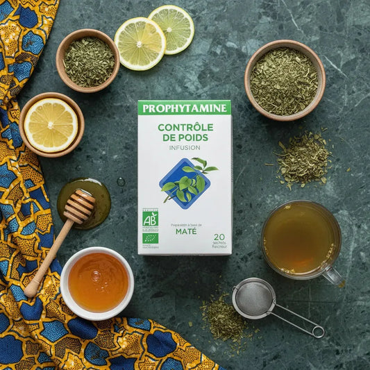 Infusion Contrôle Poids BIO PROPHYTAMINE entourée d'ingrédients naturels comme citron, miel et maté, sur fond vert pour une ambiance saine et équilibrée.