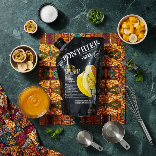 Coulis de Fruits Exotiques PONTHIER entouré d’ingrédients tropicaux sur fond coloré. Parfait pour recettes créatives en épicerie sucrée.
