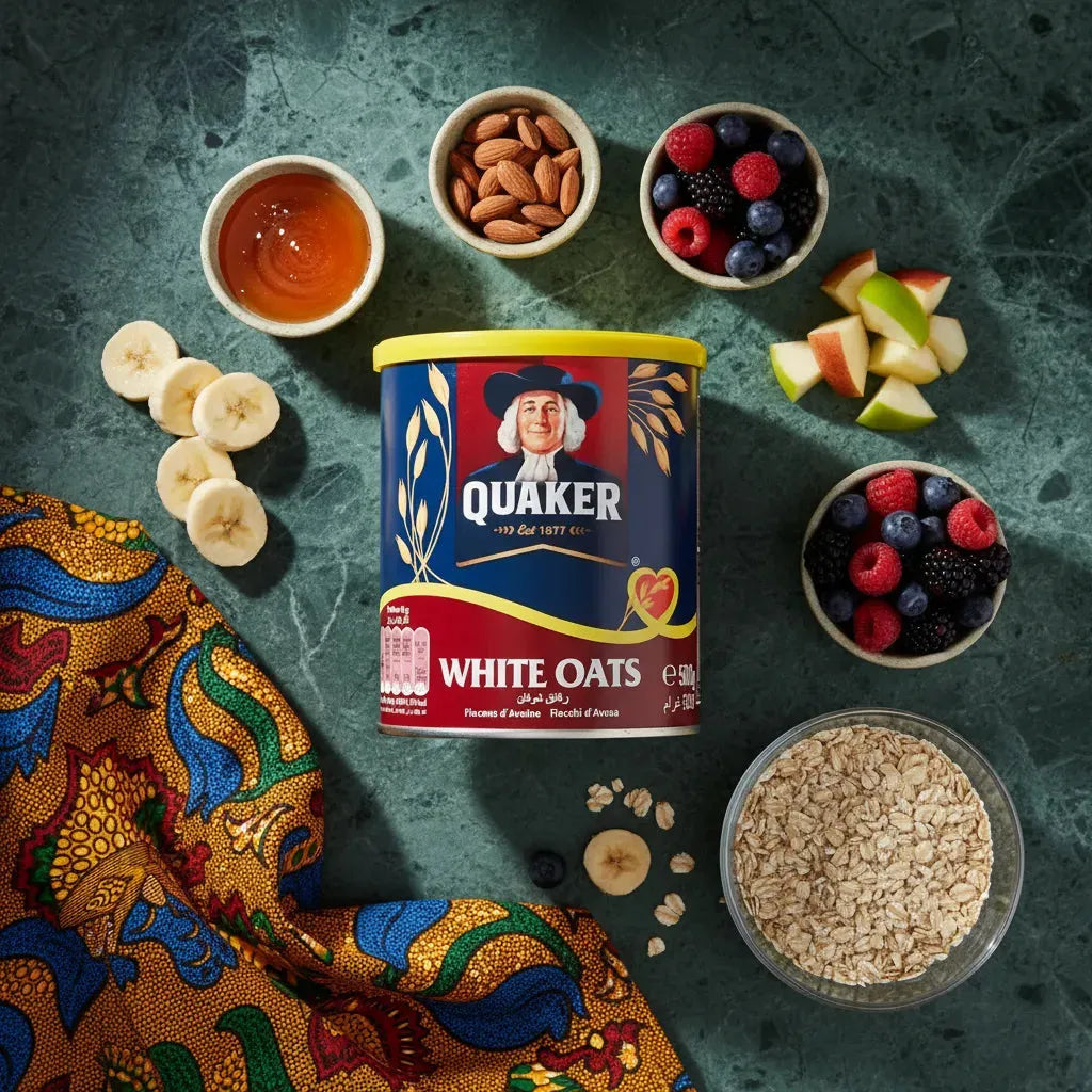 Flocons d'avoine QUAKER entourés de fruits frais, miel et noix, parfaits pour un petit-déjeuner sain et gourmand.