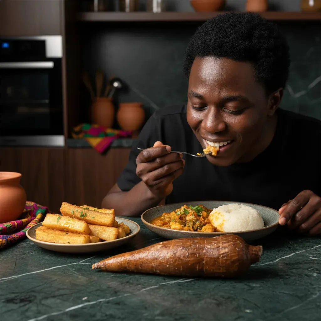 Homme dégustant un plat à base de manioc accompagné de bâtonnets frits. Racine manioc cuisinée en purée ou frite, riche en énergie.