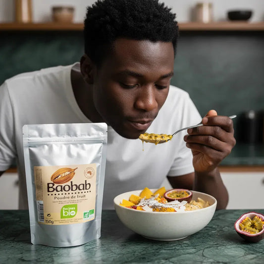 Homme dégustant un bol de fruits avec Poudre de Baobab BIO Racines, super-aliment naturel pour enrichir les petits-déjeuners sains et vitaminés.