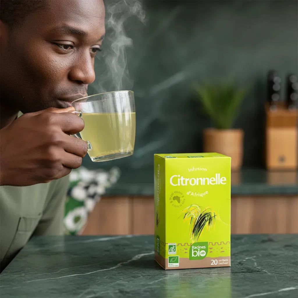 Homme dégustant une tasse d'infusion BIO Afrique citronnelle Racines. Moment de relaxation avec une boisson aux propriétés apaisantes.