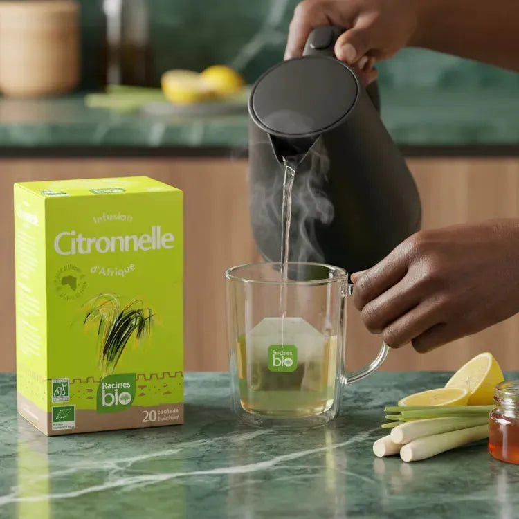 Préparation d'une infusion BIO Afrique citronnelle Racines avec eau chaude versée dans une tasse. Saveur fraîche et bien-être naturel.