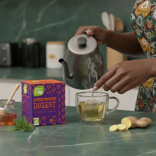 Préparation d'une infusion Digest BIO Racines avec théière, gingembre frais et miel, pour un confort digestif bio et naturel.
