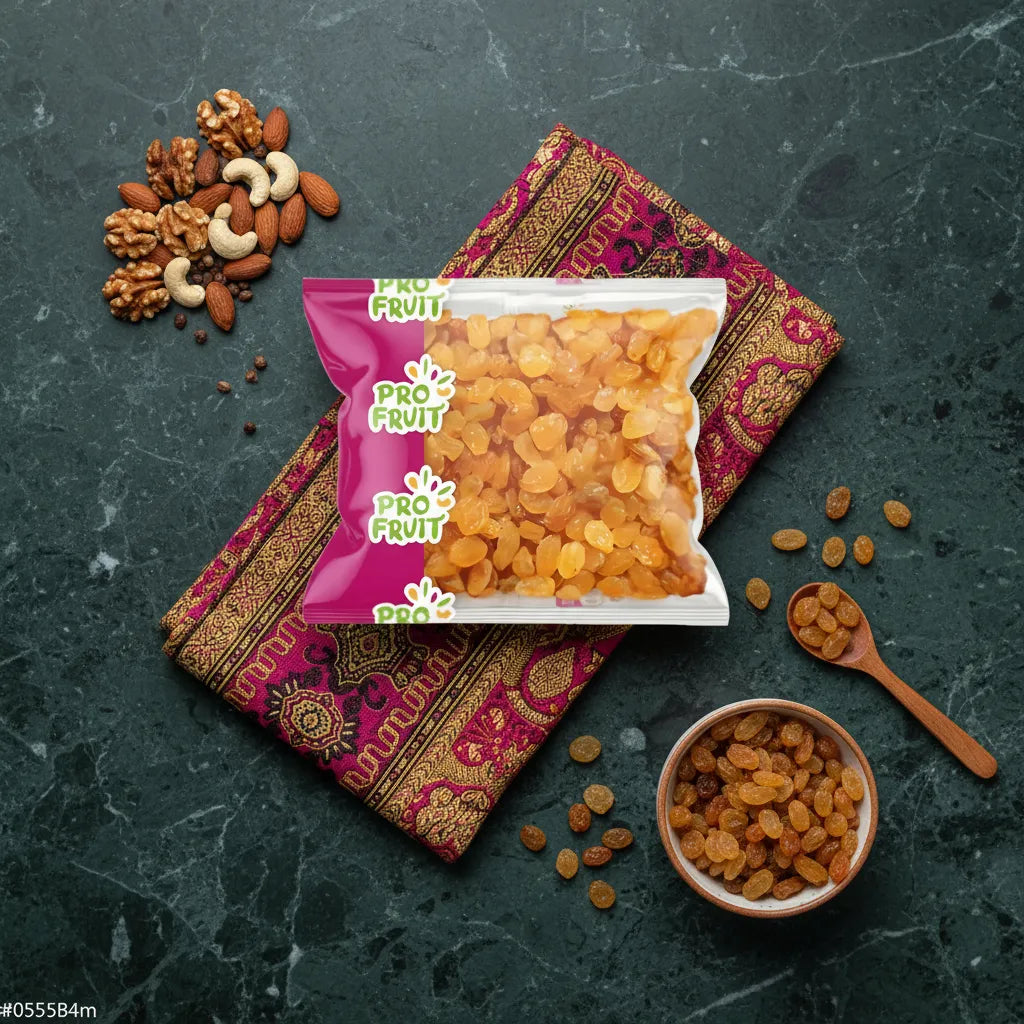 Sachet de raisins Golden PROFRUIT posé sur un tissu décoratif avec fruits secs, illustrant leur usage en cuisine ou en collation saine.
