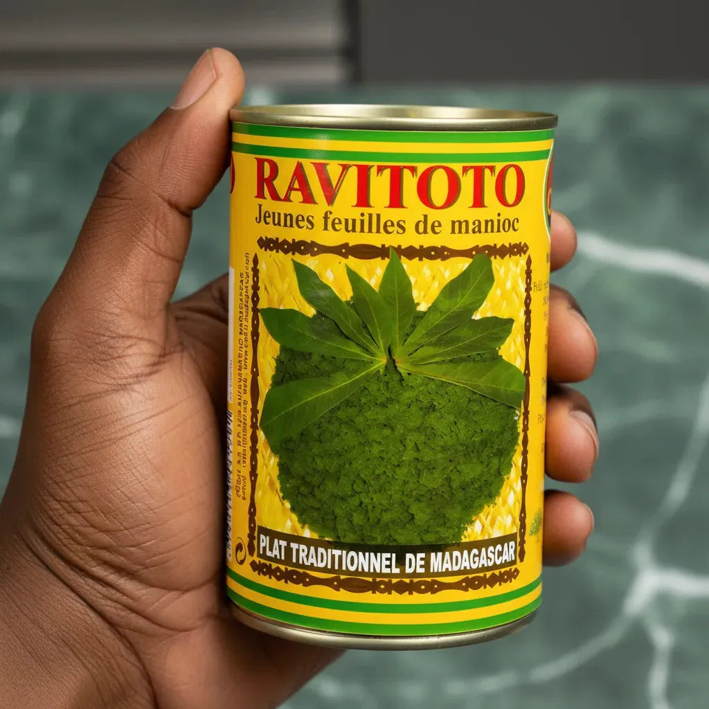 Boîte de Ravitoto CODAL tenue en main, jeunes feuilles de manioc prêtes à l'emploi pour recettes traditionnelles de Madagascar.