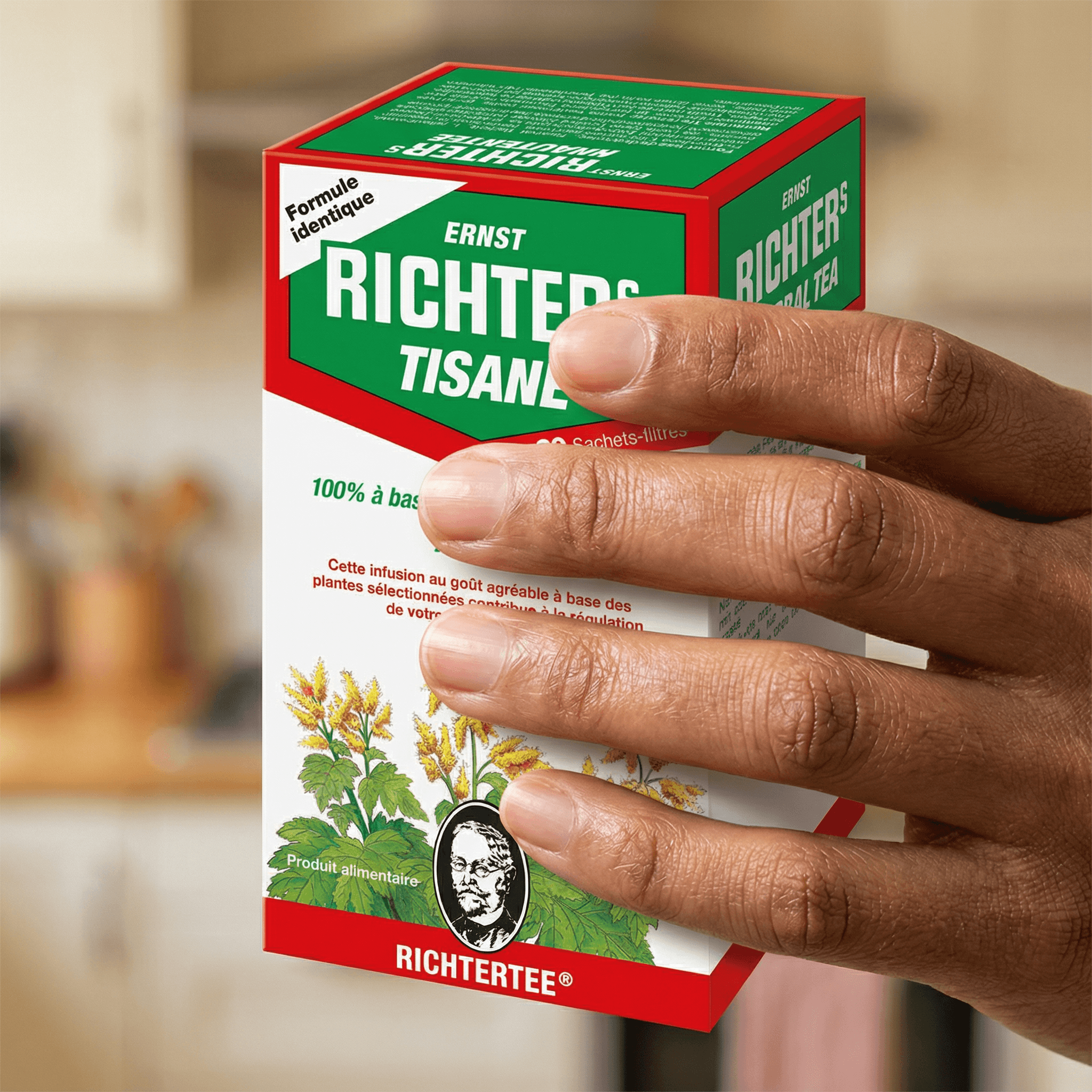 Main tenant une boîte de Tisane Transit RICHTER - Infusion digestive naturelle pour le confort intestinal, format pratique de 20 sachets.
