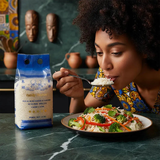 Femme dégustant un plat de riz préparé avec les brisures de riz TERSOL cassé 1 fois, parfait pour recettes savoureuses et rapides.