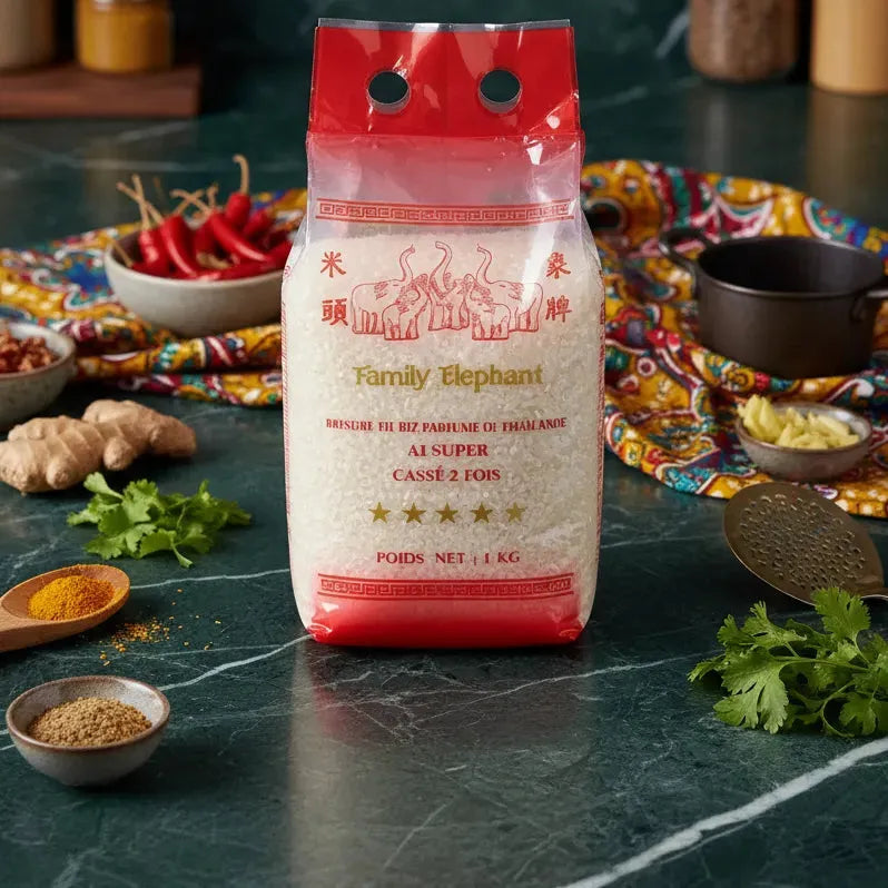 Sachet de brisures de riz TERSOL cassé 2 fois posé sur un plan de travail avec épices et herbes, parfait pour cuisine asiatique et recettes variées.