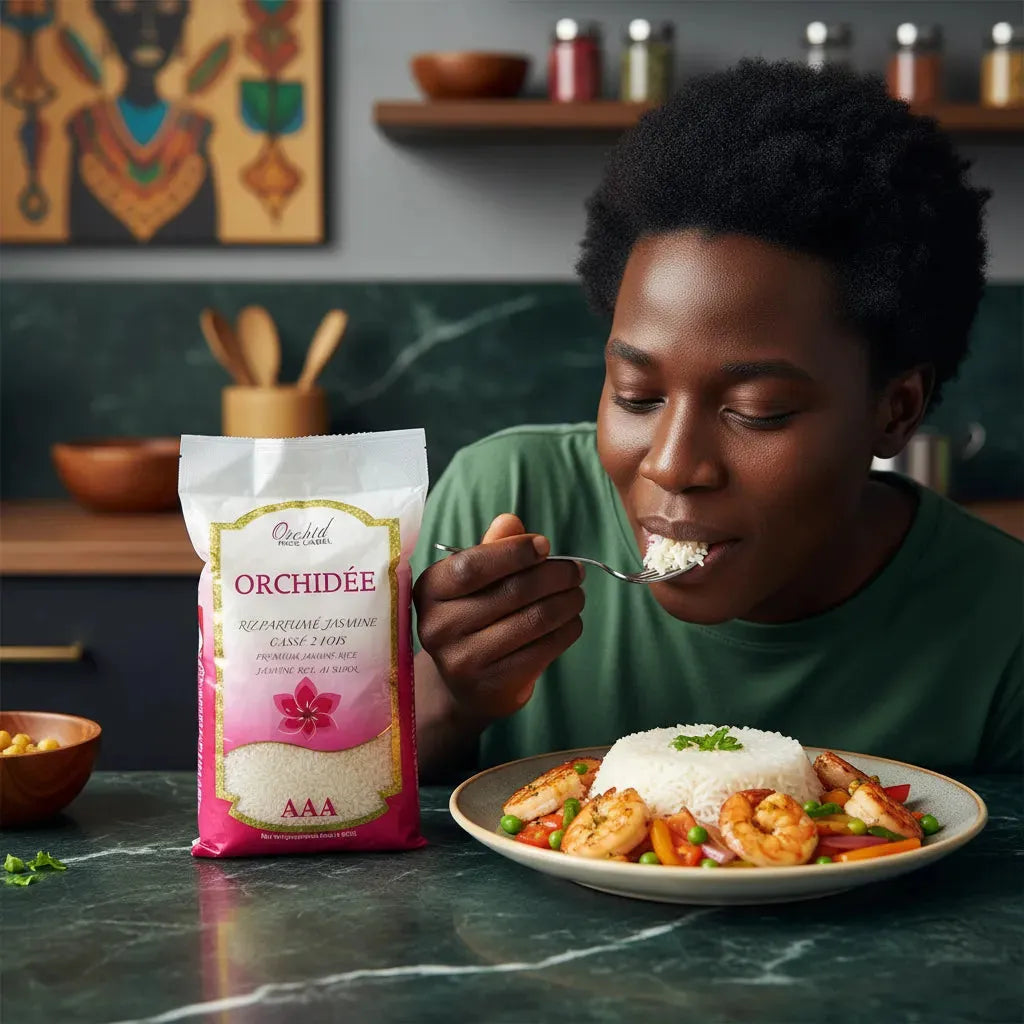 Femme dégustant un plat de riz jasmin cassé ORCHIDÉE accompagné de crevettes, illustrant la qualité et le parfum asiatique du produit.