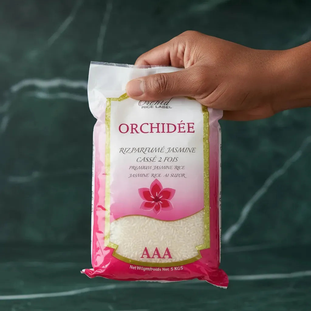 Main tenant un sac de riz jasmin cassé ORCHIDÉE AAA, 5 kg, mettant en avant sa qualité premium et son arôme délicat.