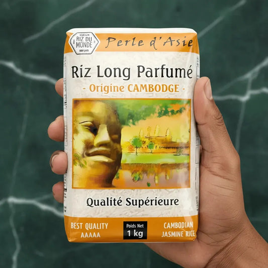 Main tenant un paquet de riz PERLE D'ASIE long grain parfumé, qualité AAAAA, parfait pour accompagner vos plats exotiques.