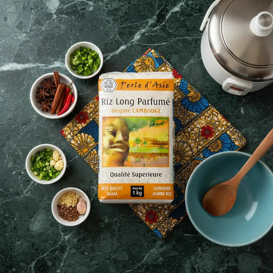 Riz parfumé PERLE D'ASIE 1 kg présenté avec ingrédients frais et cuiseur, parfait pour des recettes asiatiques authentiques.