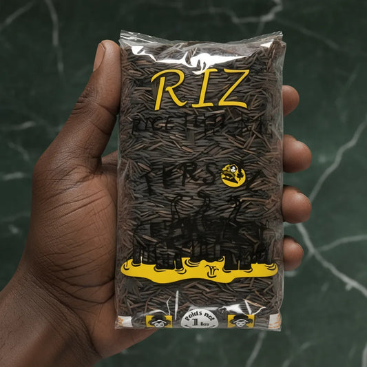 Main tenant un sachet de Riz Sauvage TERSOL - Riche Nutrition, grains longs fins, sur fond de marbre vert foncé.