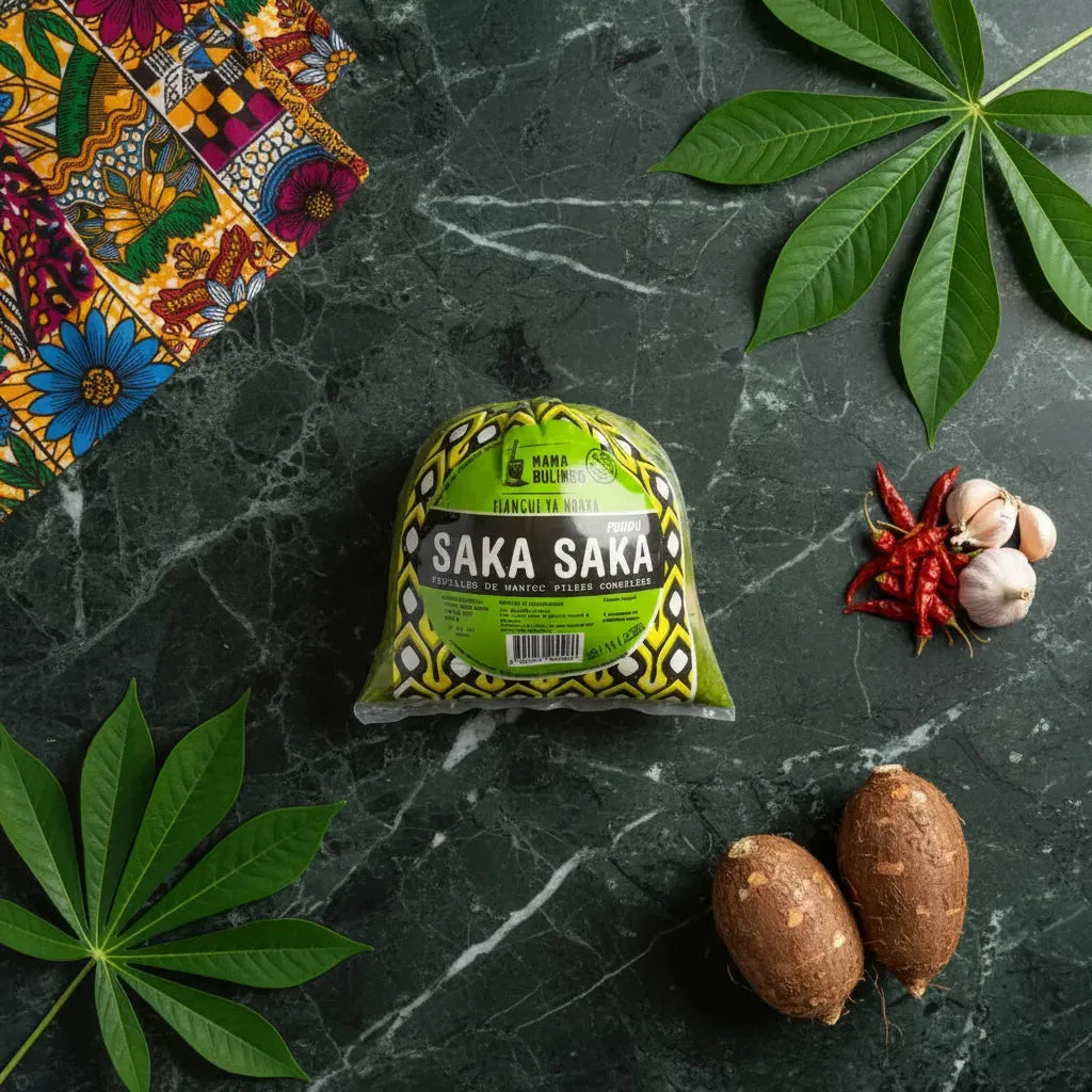 Saka Saka feuilles de manioc pilées surgelées posées sur table avec manioc, piments et ail, parfait pour recettes exotiques.