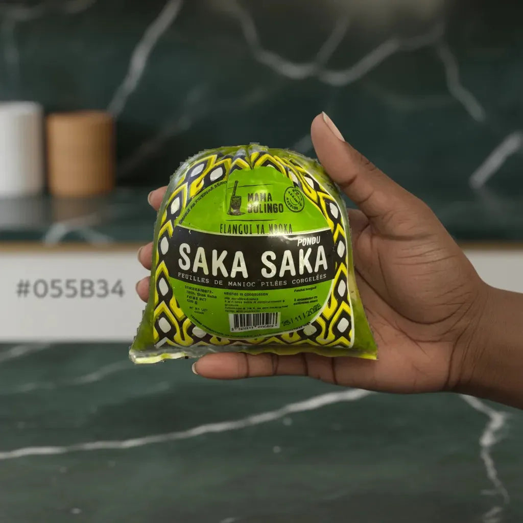 Feuilles de manioc pilées Saka Saka tenues à la main, produit surgelé pratique pour cuisine africaine riche en fibres.
