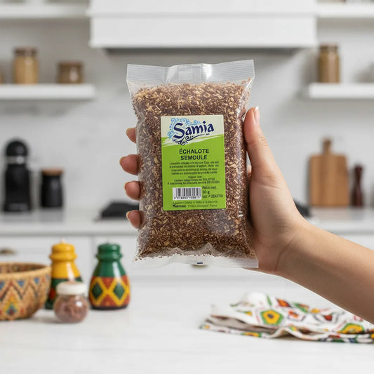 Sachet d'échalote SAMIA tenu en main dans une cuisine moderne, parfait pour l'épicerie salée et les préparations culinaires raffinées.